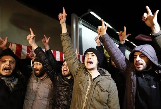 Varios manifestantes gritan consignas contra el diario "Cumhuriyet", que reprodujo cuatro p&aacute;ginas de vi&ntilde;etas del n&uacute;mero del "Charlie Hebdo", hoy, mi&eacute;rcoles 14 de enero de 2015, cerca a la sede del peri&oacute;dico en Estambul (Turqu&iacute;a). EFE