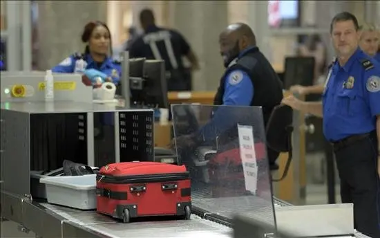 Varios objetos personales y maletas atraviesan un esc&aacute;ner, en el &aacute;ea de registro a los pasajeros de la Agencia de Seguridad del Transporte de EE.UU. (TSA), en el aeropuerto internacional Hartsfield-Jackson de Atlanta (Georgia) EE.UU. EFE/Archivo