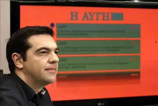 El l&iacute;der del partido griego Syriza, Alexis Tsipras, se prepara para responder a las preguntas que le han lanzado los ciudadanos a trav&eacute;s de Twitter, en la sede del partido en Atenas, Grecia, hoy, mi&eacute;rcoles 14 de enero de 2015. EFE