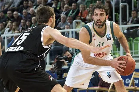 El jugador del PGE Turow Zgorzelec, Aleksander Czyz (izda), pelea por el control del bal&oacute;n con el jugador del Baloncesto Sevilla, Berni Rodr&iacute;guez, durante el partido de la Eurocopa de baloncesto disputado en Zgorzelec, Polonia. EFE