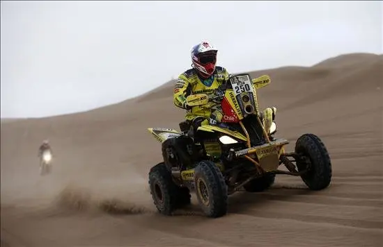 El piloto chileno Ignacio Casale del equipo Tamarugal en acci&oacute;n durante la novena etapa del Rally Dakar, este martes 13 de enero de 2015, entre las localidades de Iquique y Calama (Chile). EFE