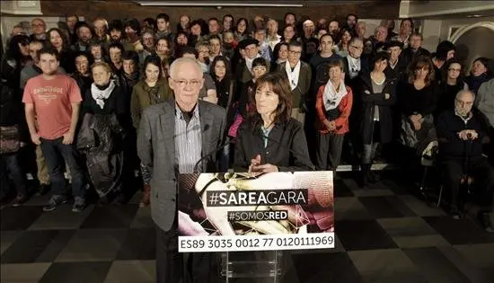 Los portavoces de la red ciudadana para la defensa de los presos de ETA, Sare, Joseba Azkarraga (i) y Arantza Aldezabal (d), durante la rueda de prensa ofrecida esta tarde en Bilbao, donde entre otras cosas han pedido a la Audiencia Nacional la devoluci&oacute;n del dinero que el lunes se incaut&oacute; la Guardia Civil en la sede del sindicato LAB, recogido en la manifestaci&oacute;n del pasado s&aacute;bado contra la dispersi&oacute;n de los reclusos de ETA. EFE