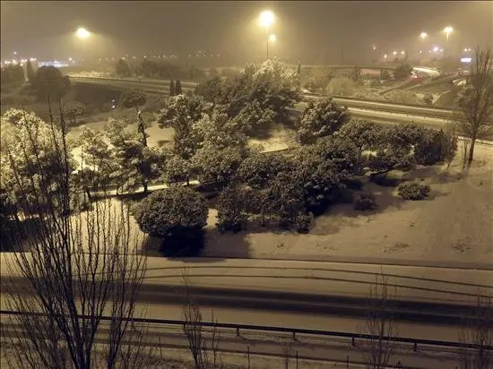 Aspecto del madrile&ntilde;o Nudo de Manoteras, tras la nevada caida esta noche en la capital de Espa&ntilde;a. EFE 