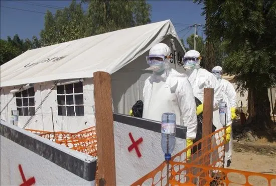 Trabajadores santarios malienses en un centro de aislamiento para enfermos del virus del &eacute;bola en el antiguo hospital de leprosos en Banako (Mali), el pasado mes de noviembre. EFE/Archivo