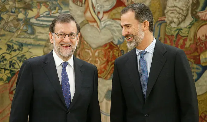 GRA59. MADRID, 31/10/2016.-El reelegido presidente del Gobierno, Mariano Rajoy y el rey Felipe VI conversan tras la jura de su cargo ante el monarca en una solemne ceremonia celebrada esta ma&ntilde;ana en el Palacio de La Zarzuela en la que tambien han estado presentes el presidente del Consejo General del Poder Judicial (CGPJ) y del Tribunal Supremo, Carlos Lesmes ; el presidente del Tribunal Constitucional, Francisco P&eacute;rez de los Cobos ; el presidente del Senado, P&iacute;o Garc&iacute;a Escudero; la presidenta del Congreso, Ana Pastor, y el ministro Justicia en funciones, Rafael Catal&aacute; , como notario mayor del Reino, esta ma&ntilde;ana en el Palacio de La Zarzuela. EFE/&Aacute;ngel D&iacute;az ***POOL***