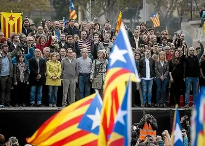 13/11/16 Cargos electos imputados, Artur Mas y Carme Forcadell (I) y Montse Venturos y Marc Coma (D) en el escenario cantan els Segadors tras finalizar el acto.Concentracion en la Avenida Maria Cristina con el lema Per la democracia, defensem les nostres institucions (Por la Democracia, defendamos nuestras instituciones) contra la judicializacion del proceso, en defensa de las instituciones catalanas y los cargos electos investigados organizada por la ANC, Omnium y la AMI. Bercelona, 13 de noviembre de 2016 [ALBERT GARCIA].