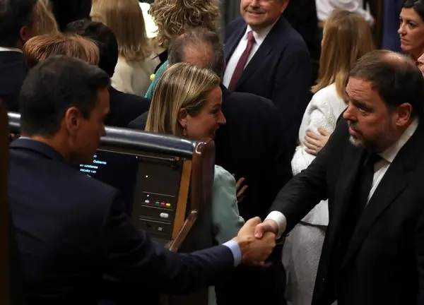 Imagen saludo S&aacute;nchez y Junqueras