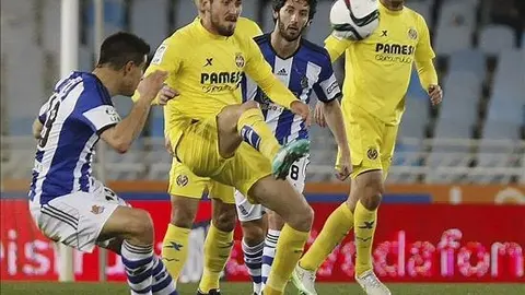 El defensa de la Real Sociedad Yuri Berchiche (i) lucha el bal&oacute;n con Moi G&oacute;mez (2i), del VillarreaL,durante el partido de vuelta de los octavos de final de la Copa del Rey que se disputa esta noche en Anoeta. EFE