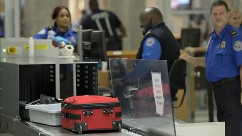 Varios objetos personales y maletas atraviesan un esc&aacute;ner, en el &aacute;ea de registro a los pasajeros de la Agencia de Seguridad del Transporte de EE.UU. (TSA), en el aeropuerto internacional Hartsfield-Jackson de Atlanta (Georgia) EE.UU. EFE/Archivo