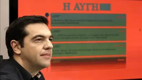 El l&iacute;der del partido griego Syriza, Alexis Tsipras, se prepara para responder a las preguntas que le han lanzado los ciudadanos a trav&eacute;s de Twitter, en la sede del partido en Atenas, Grecia, hoy, mi&eacute;rcoles 14 de enero de 2015. EFE