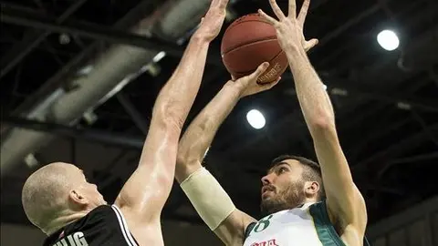 El jugador del PGE Turow Zgorzelec, Damian Kulig (izda), pelea por el control del bal&oacute;n con el jugador del Baloncesto Sevilla, Pierre Oriola, durante el partido de la Eurocopa de baloncesto disputado en Zgorzelec, Polonia. EFE
