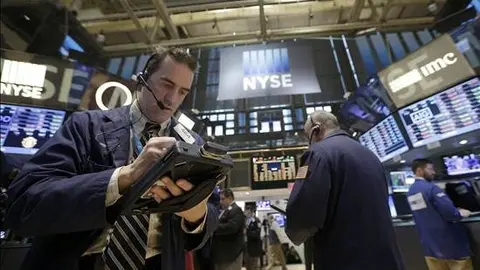 Varios agentes de la Bolsa de Nueva York trabajan al inicio de la jornada en Nueva York, Estados Unidos. EFE