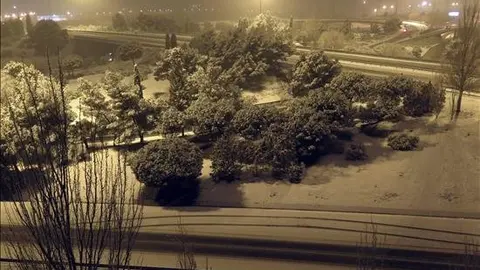 Aspecto del madrile&ntilde;o Nudo de Manoteras, tras la nevada caida esta noche en la capital de Espa&ntilde;a. EFE 