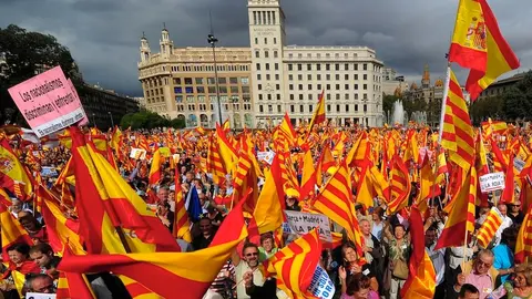 Anti-independentist Catalans hold Catalan and Spanish flags during a demonstration at Catalunya square on October 12, 2012 in Barcelona.    AFP PHOTO/ LLUIS GENE SPAIN-CATALONIA-PROTEST