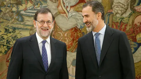 GRA59. MADRID, 31/10/2016.-El reelegido presidente del Gobierno, Mariano Rajoy y el rey Felipe VI conversan tras la jura de su cargo ante el monarca en una solemne ceremonia celebrada esta ma&ntilde;ana en el Palacio de La Zarzuela en la que tambien han estado presentes el presidente del Consejo General del Poder Judicial (CGPJ) y del Tribunal Supremo, Carlos Lesmes ; el presidente del Tribunal Constitucional, Francisco P&eacute;rez de los Cobos ; el presidente del Senado, P&iacute;o Garc&iacute;a Escudero; la presidenta del Congreso, Ana Pastor, y el ministro Justicia en funciones, Rafael Catal&aacute; , como notario mayor del Reino, esta ma&ntilde;ana en el Palacio de La Zarzuela. EFE/&Aacute;ngel D&iacute;az ***POOL***