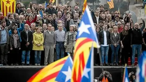 13/11/16 Cargos electos imputados, Artur Mas y Carme Forcadell (I) y Montse Venturos y Marc Coma (D) en el escenario cantan els Segadors tras finalizar el acto.Concentracion en la Avenida Maria Cristina con el lema Per la democracia, defensem les nostres institucions (Por la Democracia, defendamos nuestras instituciones) contra la judicializacion del proceso, en defensa de las instituciones catalanas y los cargos electos investigados organizada por la ANC, Omnium y la AMI. Bercelona, 13 de noviembre de 2016 [ALBERT GARCIA].